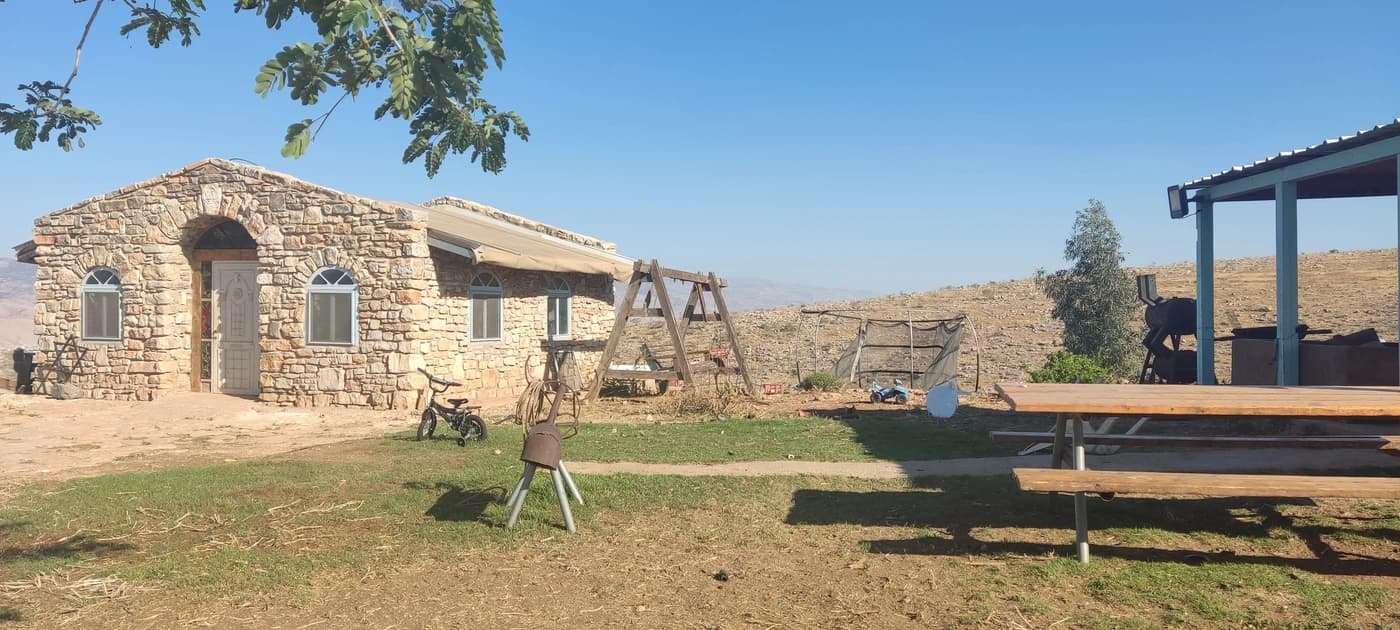 מבנה בחווה לגידול בקר בגב ההר, בואכה בקעת הירדן.&nbsp;צילום: לגור ביו"ש